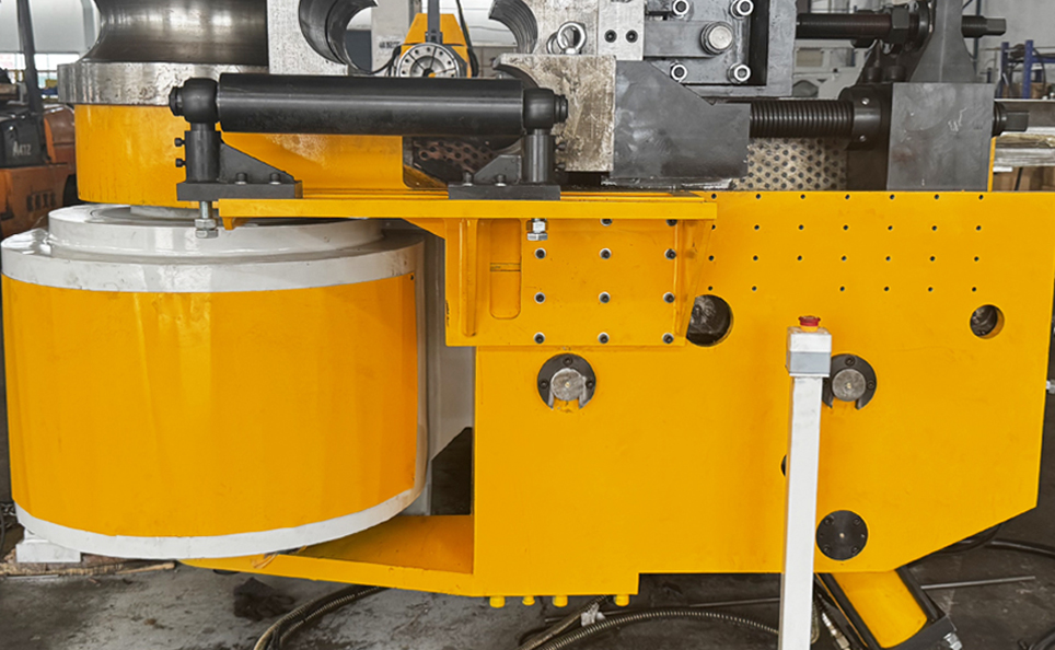 CNC L sorozatú teljesen automatikus csőhajlító gép szervo-hidraulikus vezérléssel