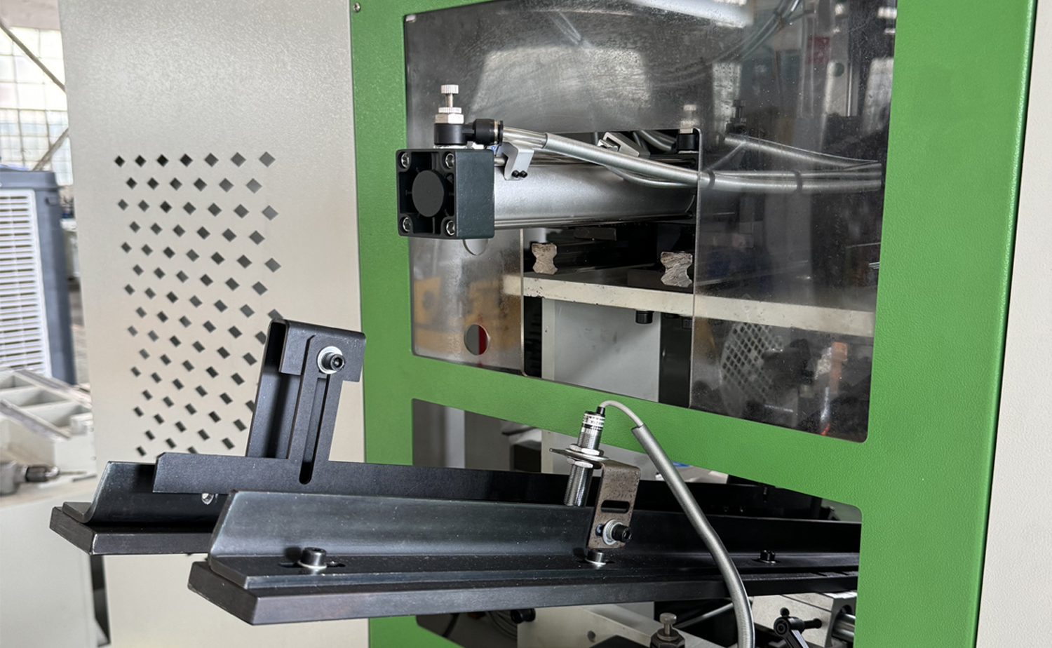 DEF680CNC sorozatú gyors sebességű szervo kétfejű csőletörés gép
