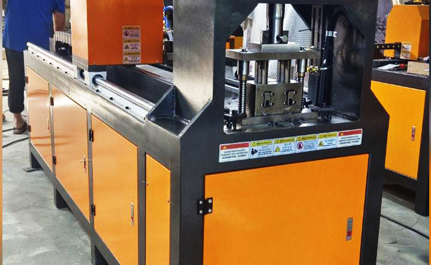 CNC sorozatú automatikus egyhengeres hidraulikus lyukasztógép CNC sorozatú automatikus egyhengeres hidraulikus lyukasztógép
