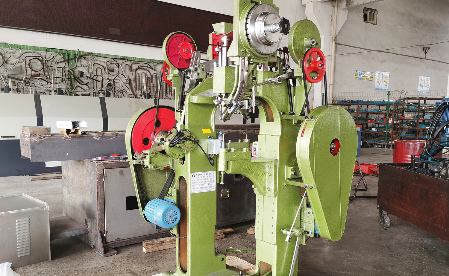 SX-60 automatikus előtolású ütveszegecselő gép